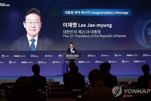 6月26日，在首尔中区的新罗酒店，韩国总统室负责新闻工作的公报沟通首席秘书李圭渊出席“2025韩半岛研讨会”并宣读总统李在明为活动发来的贺词。(图：韩联社)