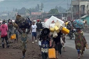 世界粮食计划署 武装民兵部队推进，流离失所的人们逃离戈马市。（图：联合国）