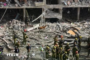 以色列特拉维夫遭伊朗袭击后，一栋建筑被毁。（图：越通社）