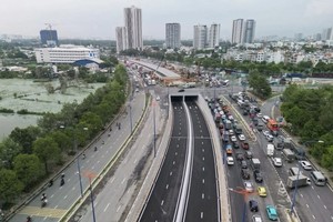 隧道支线已随时让车辆流通。