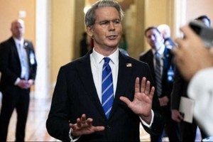 图为2025年6月27日，美国财政部长贝森特在美国国会大厦参加参议院共和党午餐会后向记者发表讲话。（图：互联网）