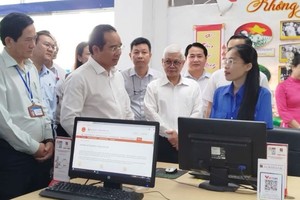 市人委会主席阮文得在苡安坊检查新乡级政府架构的组织和运作情况。