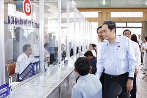 国会主席陈青敏实地考察芹苴市渭水乡公共行政服务中心。