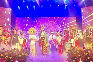 越中艺人配合演出的精彩节目。