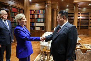 朝鲜国务委员会委员长金正恩接见俄罗斯文化部长奥尔加·柳比莫娃。（图：朝中社）