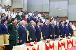 出席纪念仪式的各位党政领导与原领导。