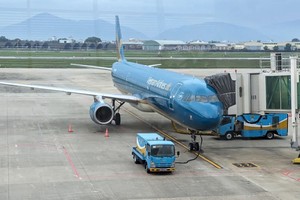 图为一架越航的客机停泊在岘港机场上。（图：互联网）