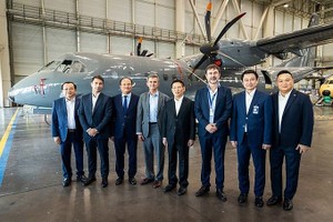 政府副总理胡德福考察西班牙塞维利亚空客工厂。（图：越通社）