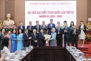 澳大利亚驻越南大使吉莉安·伯德向越南-澳大利亚友好协会第三届执委会赠送鲜花祝贺。（图：杨垂）