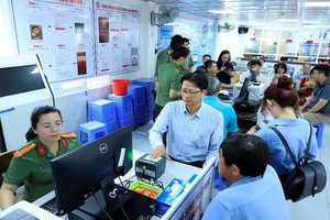 同奈省公安厅出入境管理科干部为外国人办理二级电子实名帐户。