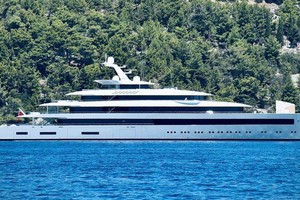 据报道，一艘价值2.2亿美元的游艇，据称属于一位科技寡头，目前停泊在地中海。（图：联合国）