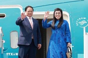 政府总理范明政偕夫人黎氏碧珍和越南高级代表团离开首都河内，前往巴西出席2025年金砖国家领导人扩大会议并开展双边活动。（图：越通社）