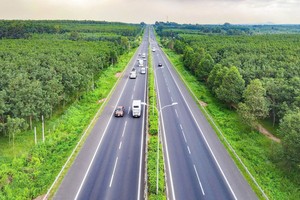 本市-隆城高速公路扩建项目预计于2026年竣工。