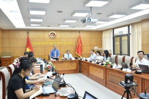 向侨胞宣传与解答法律知识