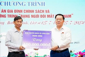 阮仲义部长向西宁省卫生厅代表捐赠1亿元开展“越南明亮双眸”计划。（图：越通社）