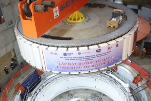 和平水电扩建项目1号机组转子成功吊装