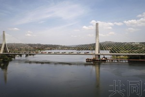 图为用JICA发行的债券筹得资金建设的乌干达“尼罗河大桥”。（图：共同社）