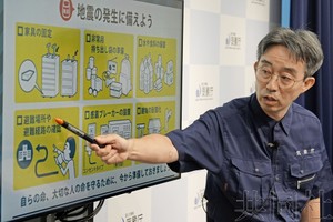 7月5日上午，气象厅地震海啸监视课长海老田绫贵在该厅召开记者会，否认鹿儿岛县十岛村震度5强的地震与SNS上的谣言有关，要求从平时起就做好准备。（图：共同社）