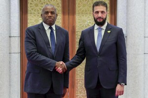 叙政权领导人艾哈迈德·沙拉（右）迎接英国外交大臣戴维·拉米（左）。（图：英国外交部官网）