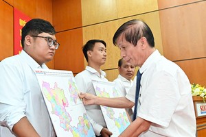 《西贡解放报》向各坊乡赠送地图