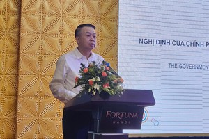 财政部副部长阮德芝在会上发言。（图：）