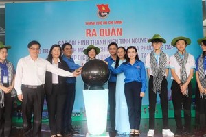 年轻人积极协助市民办理行政手续