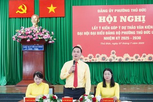 守德坊党委书记梅友决在会议上发言。