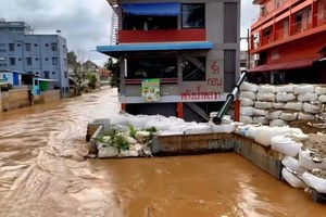 7月4日，清莱府湄塞县的洪水易发地区摆放了沙袋。（图：清莱公共关系办公室/《曼谷邮报》） 