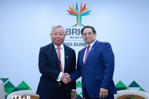 政府总理范明政会见亚洲基础设施投资银行行长金立群。（图：越通社）