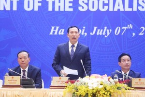 公安部副部长黎文线上将在新闻发布会上公布了国家主席“九·二”国庆特赦《决定》。（图：范与）