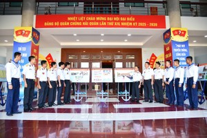 “以海军战士为傲”图片展