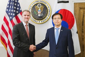 当地时间7月5日，在美国华盛顿，韩国通商交涉本部长吕翰九（右）会见美国贸易代表贾米森·格里尔。（图：韩联社）