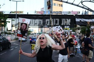 7月6日，民众在以色列特拉维夫举行游行集会，要求政府迅速在加沙地带实现永久停火，与巴勒斯坦伊斯兰抵抗运动（哈马斯）达成协议，让被扣押人员尽快获释。（图：新华社）