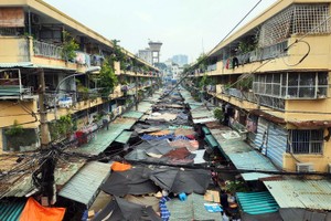 位于吴嘉嗣公寓楼（原第十郡）之间的自发性街市存在着火灾和爆炸隐患。（图：越通社）