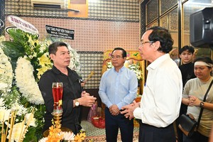 市委书记阮文年慰问火灾事故遇难者家属。