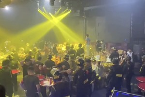 职能力量对一酒吧进行突击检查时现场。（图：警方提供）