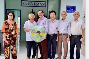 天后宫理事会代表向户主赠送礼物祝贺入住新居。