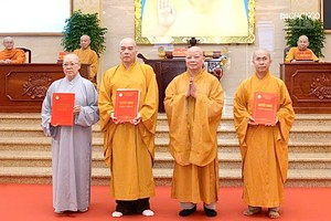 华人僧尼释传强法师(左二)、释振净法师(左一)获委任第五组佛教负责人。