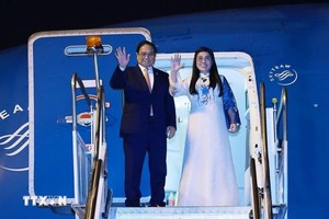 范明政总理和夫人一行回到河内。（图：越通社）