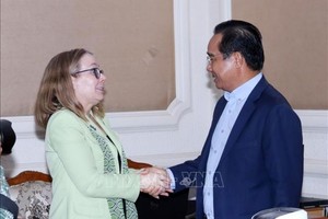 市人委会主席阮文得与英特尔集团全球政府事务副总裁莎拉‧肯普交谈。