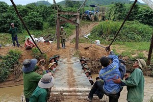 科克克隆村热咔伊乡居民修缮受损的吊桥。