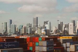 美国迈阿密港口的集装箱运输。（图：联合国）