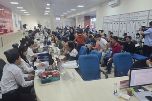 7月8日上午，大批当地民众纷纷前来富国特区公共行政服务中心办理手续。（图：N.H）