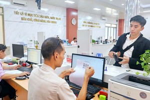 公共行政干部热情辅助居民办理行政手续。