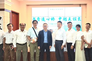 本市华人作家与东西作家（左五）与中国驻本市总领事唐立（左六）合影。