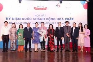 法国驻本市总领事艾曼纽·帕维永－格罗瑟同市各友好组织联合会及市越法友好协会领导合影。