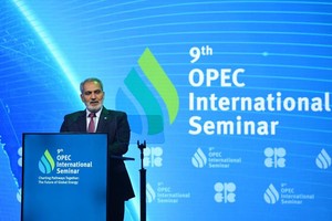 7月9日，在奥地利维也纳，欧佩克秘书长海赛姆·盖斯在第九届石油输出国组织（欧佩克）国际研讨会开幕式上讲话。（图：新华社）