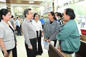 市委常务副书记阮青毅与平泰坊民众交谈。