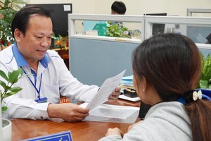 干部正在接收民众的反映与投诉。