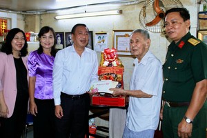 市领导探望华人老党员刘天云同志。